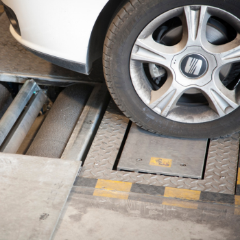 coche en revisión taller