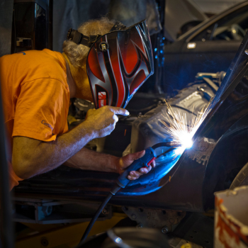 mecánico arreglando coche