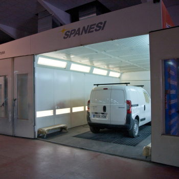 furgoneta en interior del taller