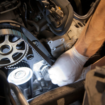 mecánico revisando motor