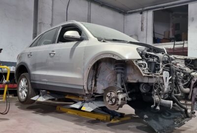 coche en proceso de reparación