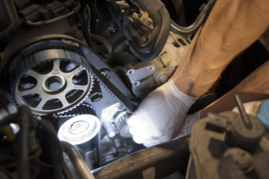 Mecánico arreglando coche